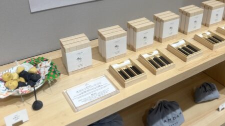 DAMDAM表参道店に陳列されているUP FOOD STONEのお香立ての様子