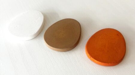 コーヒーかすとたまねぎ皮で染めたTAMAGO STONE